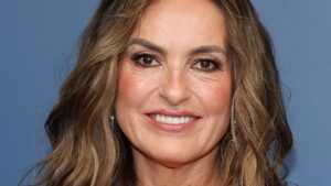 Mariska Hargitay Wore Two Hairstyles at the 2026 Emmys, Both Intentional Woman with soft loose waves hairstyle at a formal event