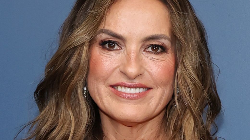 Woman with soft loose waves hairstyle at a formal event